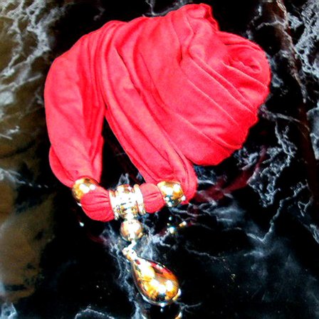 Sjal med vedhængende smykker