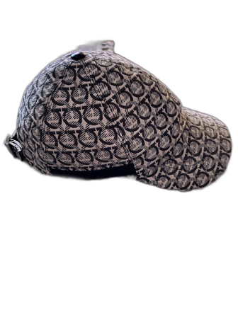 Svartvit mönstrad keps från Ferregamo
