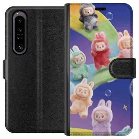 Kompatibel Tegnebogsetui til Sony Sony Xperia 1 IV La.bubu regnbue plakat la.bubu figur kaninkostume legetøj sød pastel farverig anime stil design k