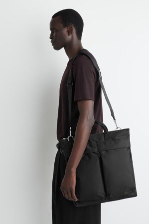 COS Nylonowa Torba Listonoszka „Transit” Bag in Czarny