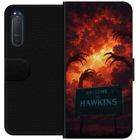 Kompatibel Tegnebogsetui til Sony Xperia 5 II Mørk apokalyptisk fantasy scene med brændende himmel og Hawkins-skilt i Stranger Things-stil