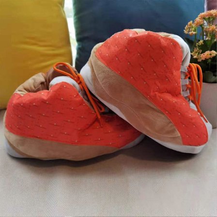 Sneakers-liknande plyschtofflor Kreativa omslutande luddiga varma vintertofflor för vardagligt bruk