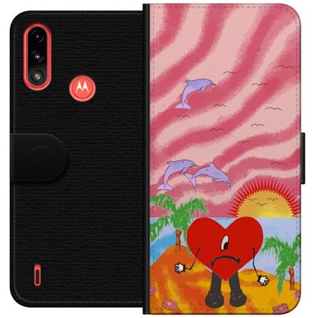 Kompatibelt Lommeboketui til Motorola Moto E7 Power Bad Bunny i en fargerik quiltet jakke med hjertemønster og solbriller i moderne gatestil