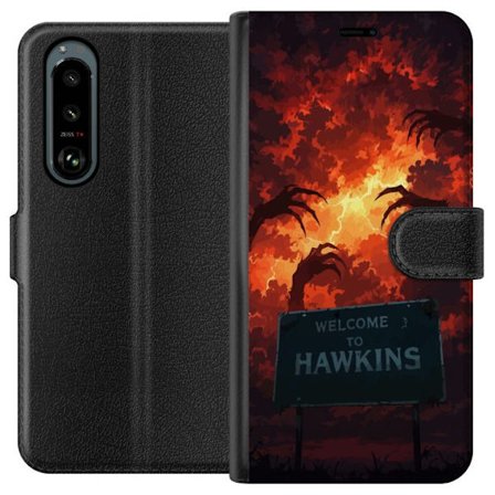 Yhteensopiva Lompakkokotelo Sony Xperia 5 III Pimeä apokalyptinen fantasiakohtaus palavalla taivaalla ja Hawkins-kyltti Stranger Things -tyylillä