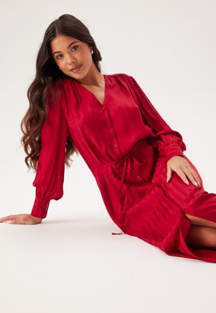 GANT - Relaxed Satin Stripe Shirt Dress - 629 Cherry Red - Kläder - - Bubbleroom