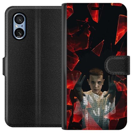 Kompatibelt Lommeboketui til Sony Xperia 5 V Overnaturlig jente med telekinetiske krefter og svevende røde glasskår i en dramatisk scene