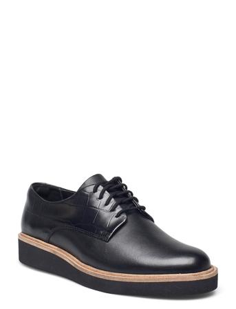 Baille Stitch Black Clarks