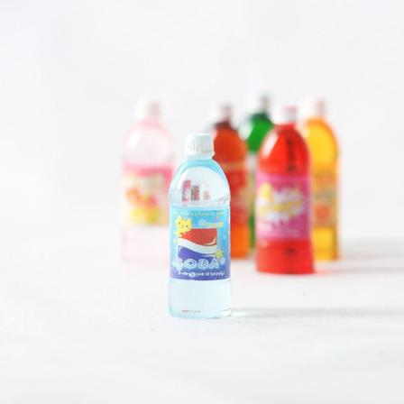 Miniatyrmøbler Leketøy Dukker Hus DIY dekorasjon Tilbehør Mini drikkeflaske tegneserie brus juice Soda flavor