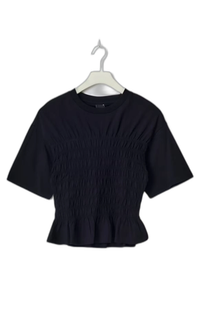 Svart blus med smock och volang