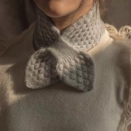 Et Stilig og Allsidig Minimalistisk Skjerf for Kvinner, Perfekt for Høst og Vinter, Designet som en Dekorativ Falsk Krage [DB]