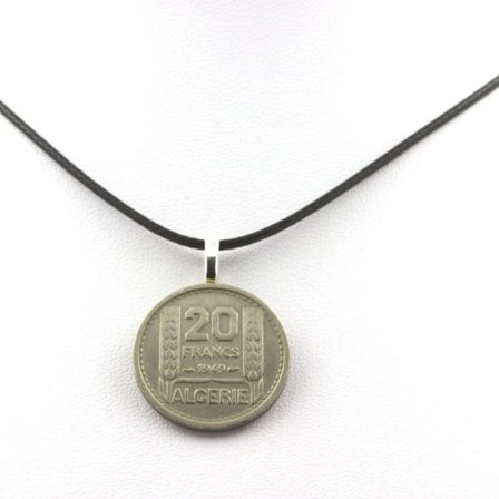 Kivet ja mineraalit. Algeria 20 frangin kolikon kaulakoru Musta nyöri.