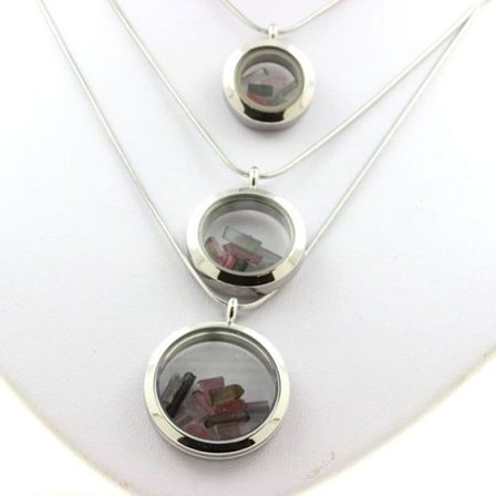 Stenar och mineraler. Rå multicolor turmalin halsband. Medaljong modell 25 mm. Silverfärg.