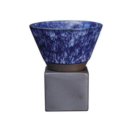 Japanilainen tummansininen kahvimuki sileällä pinnalla ja pohjalla