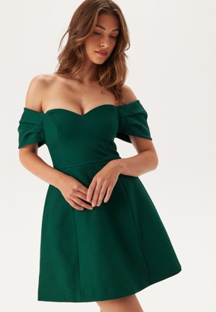 FOREVER NEW - Sylvia Off Shoulder Mini - Emerald Green - Kläder - - Bubbleroom