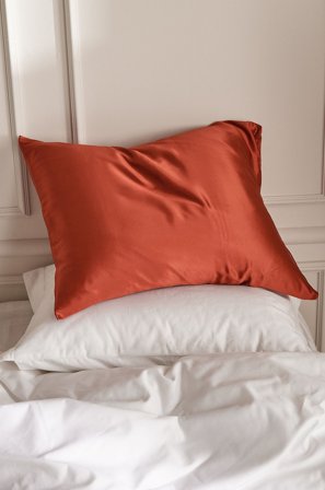 Staycation - Tyynyliina Great silkkiä - Punainen - Koristetyynyt & tyynynpäälliset - 50X60 - - Homeroom