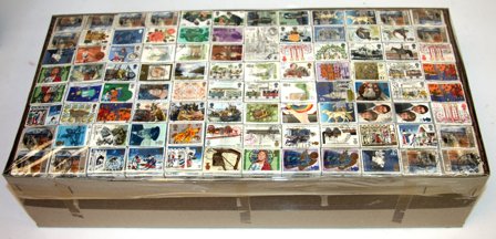 England - Kasse med ca. 100.000 frimærker i bundter - Stemplet