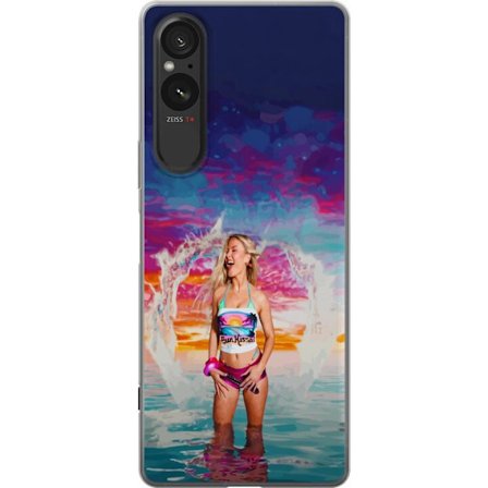Kompatibel Mobilcover til Sony Xperia 5 V Blond kvinde i farverigt strandtøj, der leger i havet ved solnedgang