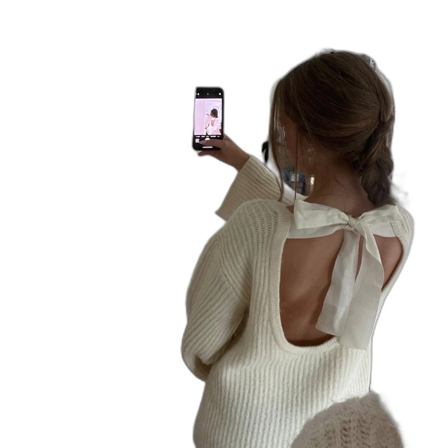 Vit stickad tröja med rosett i ryggen