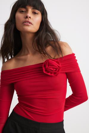 NA-KD Haut à épaules dénudées avec rose - Tops habillés - Rouge - XX-Small