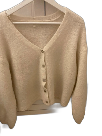 Beige stickad kofta med v-ringning.