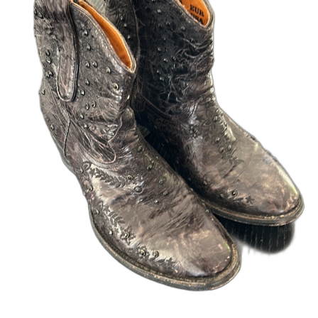 Svarta boots med nitar