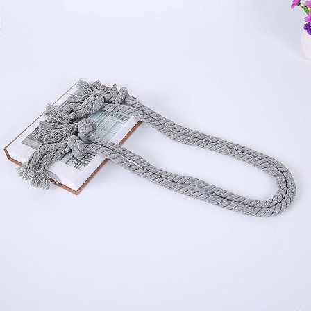 Et par grå og et par råhvide simple tykke gardinbånd i bomuld