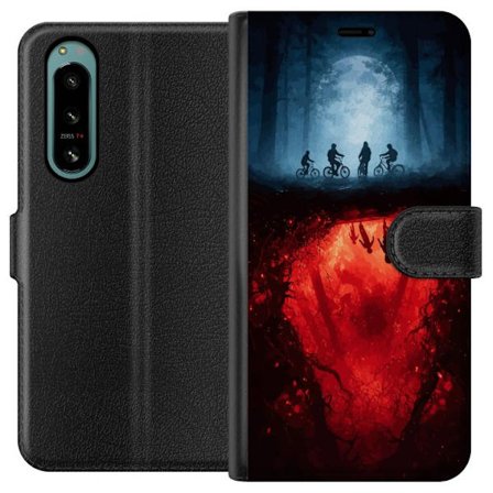 Kompatibelt Plånboksfodral till Sony Sony Xperia 5 IV Biohazard-symbol i svart med slitna färgstänk på röd trätextur, rå industriell design med