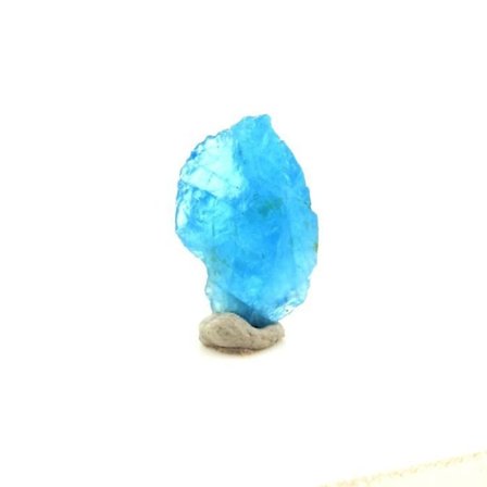 Kivet ja mineraalit. Neonsininen apatiitti. 0,77 ct. Betroka, Anosy, Madagaskar.
