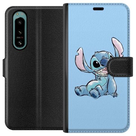 Kompatibelt Lommeboketui til Sony Xperia 5 IV Håndtegnet illustrasjon av sittende Stitch mot lysblå ensfarget bakgrunn