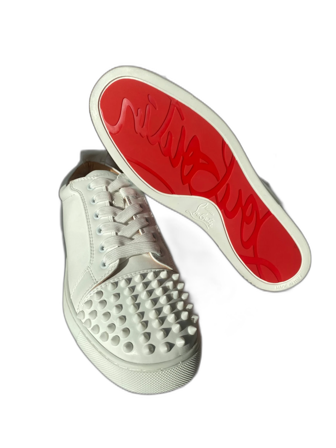 Vita Christian Louboutin sneakers med nitar