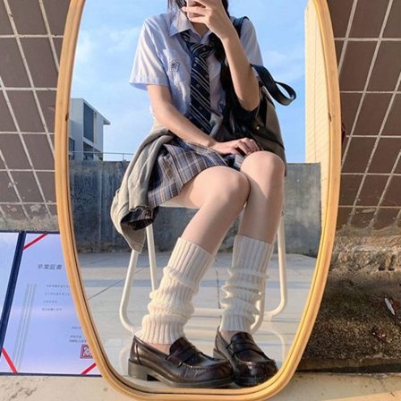 Neulotut sukkahousut Pohkeen puoliväliin pinotut sukat VALKOINEN B B