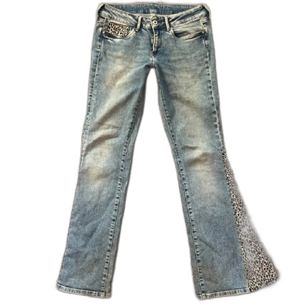 Blå jeans med leoparddetaljer