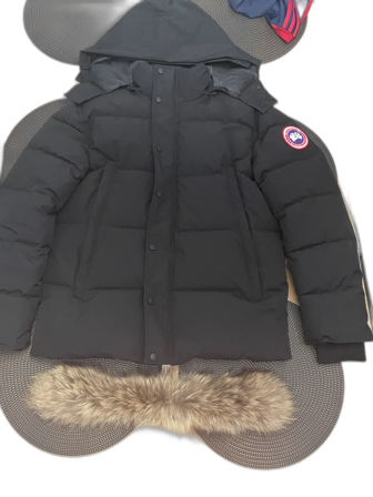Svart Canada Goose dunjacka med päls