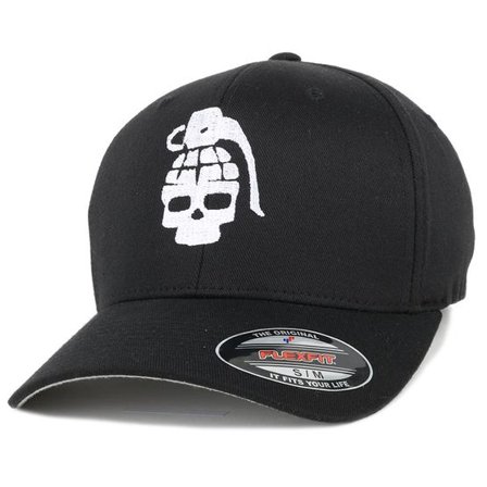 GUNS n SKULLS - Svart flexfit Keps - Grenade Black Flexfit @ Hatstore