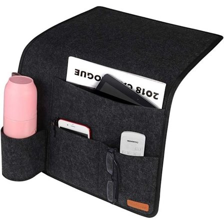 Sängyn vieressä roikkuva sängynlaukku pullotelineellä, liukumaton säilytys