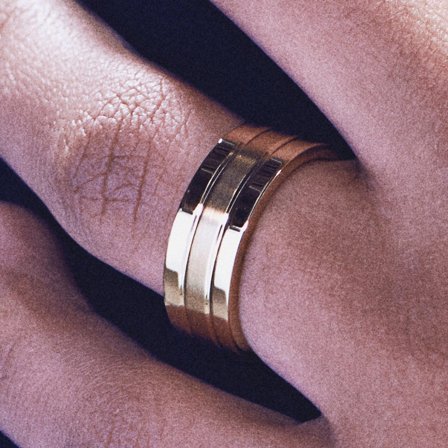 Ferrum | 8 mm flacher, goldfarbener Ring aus poliertem und gebürstetem Edelstahl mit zwei Rillen für Männer - Edelstahlringe