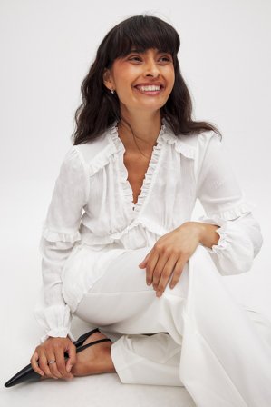 NA-KD - Strukturert bluse med lange ermer og volanger - Kontorklær - Hvit - EU 38