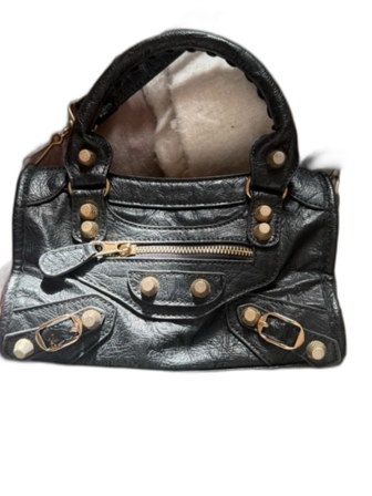 Svart handväska med gulddetaljer