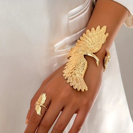 En överdriven design i punkstil med en blank ring med örnnäbb, tillsammans med ett unikt retro geometriskt smyckesset med armband och ringar Guld