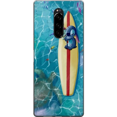 Kompatibel Mobilcover til Sony Xperia 1 Afslappende illustration af Stitch der hviler på et surfbræt i klart turkisfarvet vand