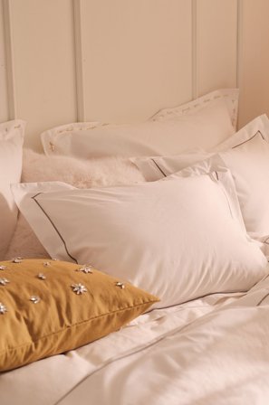 Staycation - Örngott Careful Line i bomullspercale - Vit - Örngott - 50X90 - Från Homeroom