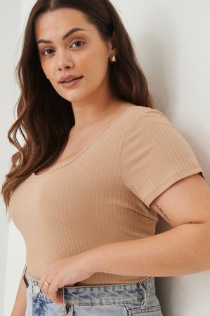 NA-KD Basic Haut à manches courtes col rond profond recyclé - T-Shirts - Beige - EU 44