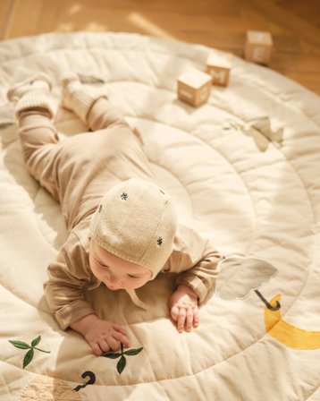 Rund legemåtte til baby i kønsneutrale farver og fine broderier