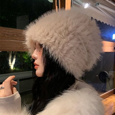 Hue i imiteret pels-hue i plysbeklædning BEIGE