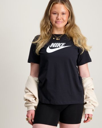 Nike K NSW TEE FUTURA HBR Svart T-shirts Tjej - Kids Brand Store