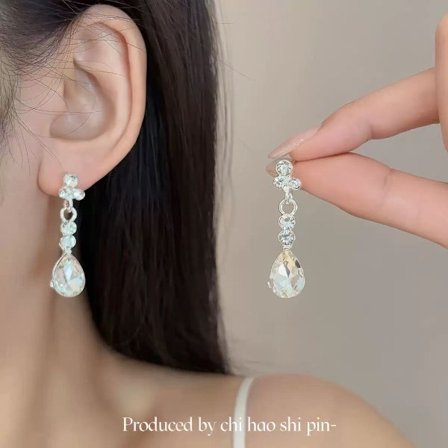 Halsband i tung industriell stil med gnistrande diamantvattenfall och tofsar, perfekt till aftonklänningen, kombinerat med ett modernt, utsökt och 