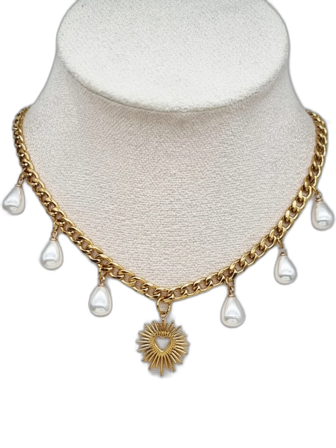 Stilfullt halsband med hjärta och pärlor