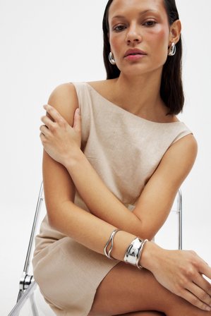 NA-KD - 2-pakning skulpturelle banglearmbånd - Smykker - Sølv - One Size