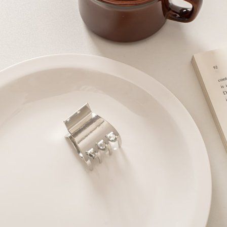 1 høy hestehale med fast grep i metall (sølv)