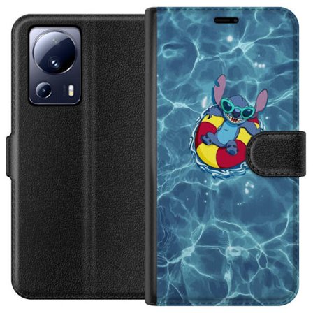 Kompatibelt Lommeboketui til Xiaomi 13 Lite Sommersol illustrasjon av Stitch som flyter i bassenget på en badering sett ovenfra